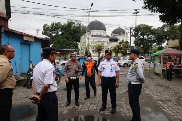 atasi_kemacetan_naik_dan_turun_penumpang_di_jalan_sisingamangaraja_medan_ditertibkan