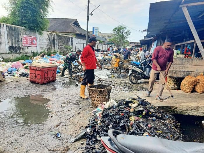 tnipolri_dan_masyarakat_gotong_royong_bersihkan_pasar_pangkalan_susu