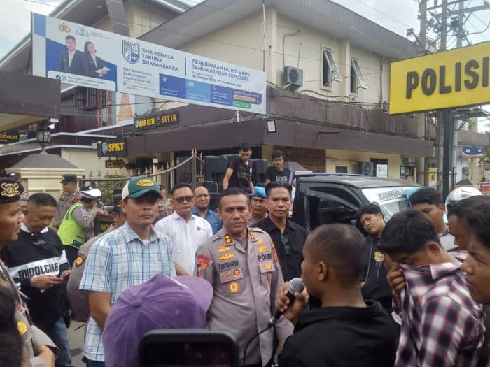 bem_si_demo_polrestabes_medan_tuntut_usut_tuntas_pembakaran_mobil_advokat