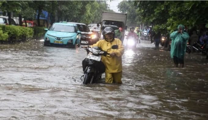 dokter_ingatkan_pekerja_lapangan_waspada_penyakit_saat_hujan_dan_banjir