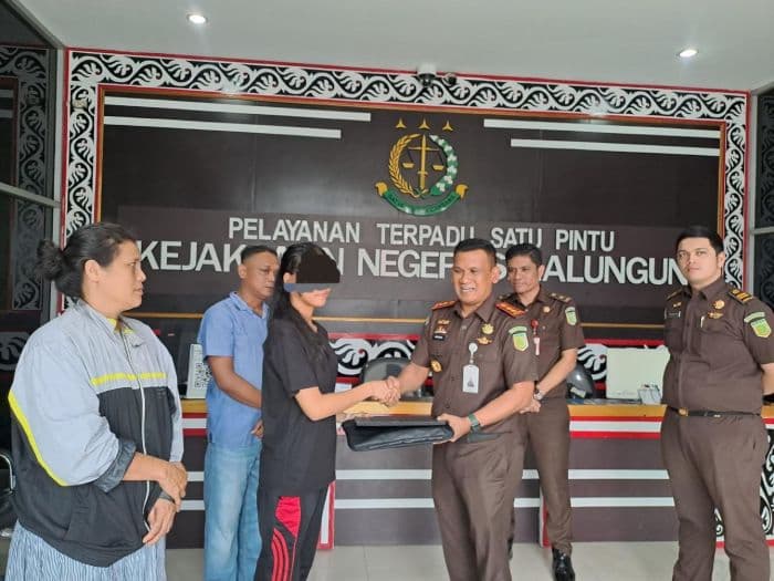 kejari_simalungun_berikan_laptop_pada_anak_mantan_tersangka_untuk_pendidikan