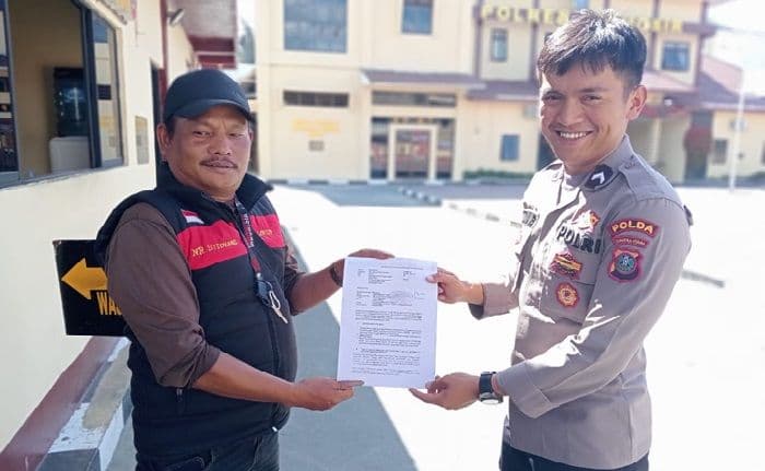 mobil_dinas_kadis_ketahanan_pangan_samosir_diduga_ganti_pelat_hitam_warga_lapor_polisi