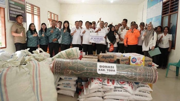 pemkab_toba_salurkan_bantuan_rp50_juta_untuk_korban_banjir_dan_longsor_di_tapteng