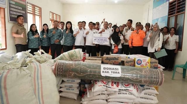 pemkab_toba_salurkan_bantuan_rp50_juta_untuk_korban_banjir_dan_longsor_di_tapteng
