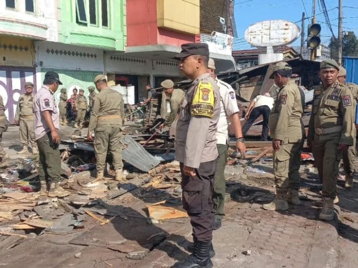 puluhan_lapak_pkl_liar_di_binjai_selatan_dibongkar