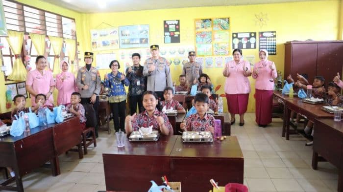 tak_hanya_jaga_kamtibmas_polresta_deli_serdang_turun_tangan_penuhi_gizi_anak_sekolah