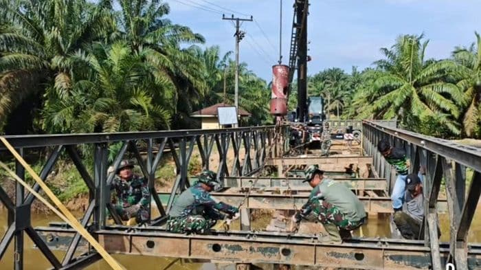 tni_dikerahkan_bangun_jembatan_bailey_di_langkat_progres_capai_40