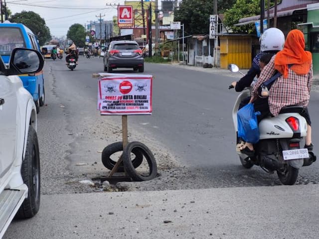 warga_pasang_papan_protes_di_jalan_berlubang_kawasan_binjai_utara