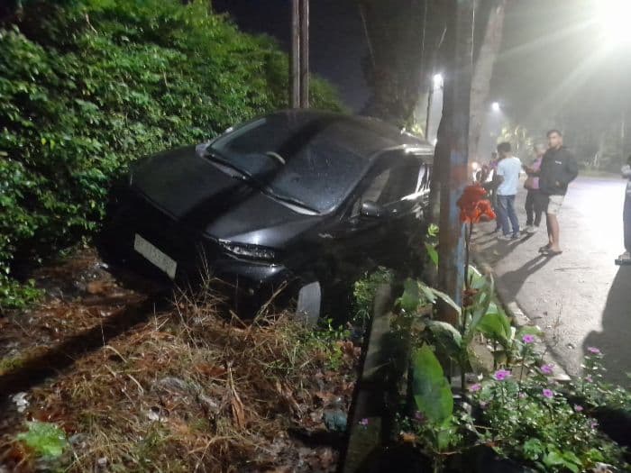 sopir_diduga_alami_asam_lambung_mobil_yang_dikemudikannya_terperosok