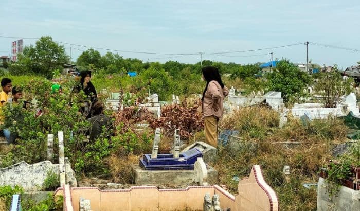 jelang_ramadan_pemakaman_umum_di_belawan_ramai_dikunjung_peziarah
