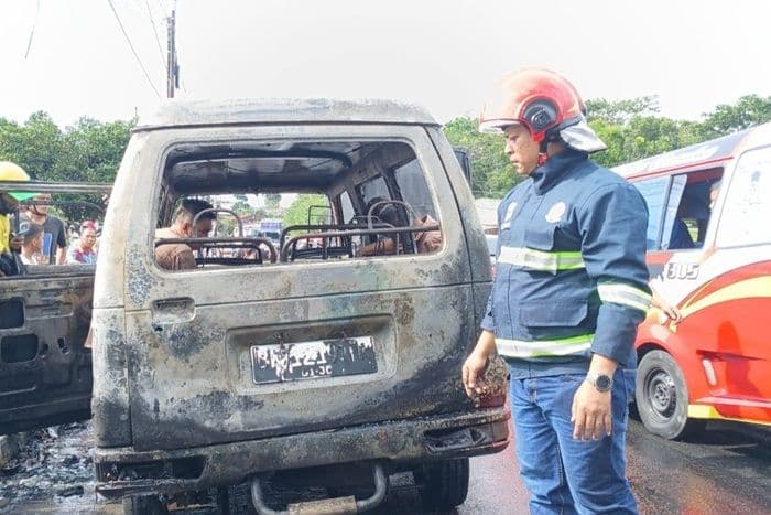mobil_suzuki_carry_terbakar_di_jalan_sudirman_pematangsiantar_kerugian_capai_rp30_juta