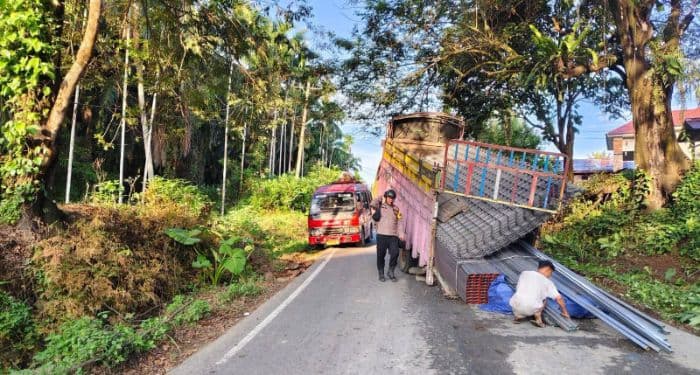 respons_cepat_bhabinkamtibmas_polsek_bahorok_saat_truk_mogok_ganggu_arus_lalin