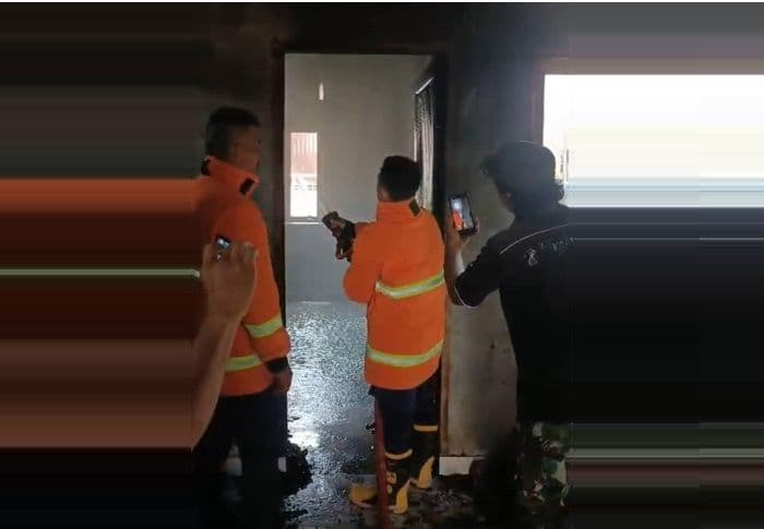 satu_rumah_di_hinai_nyaris_ludes_terbakar_api_dipadamkan_dalam_satu_jam