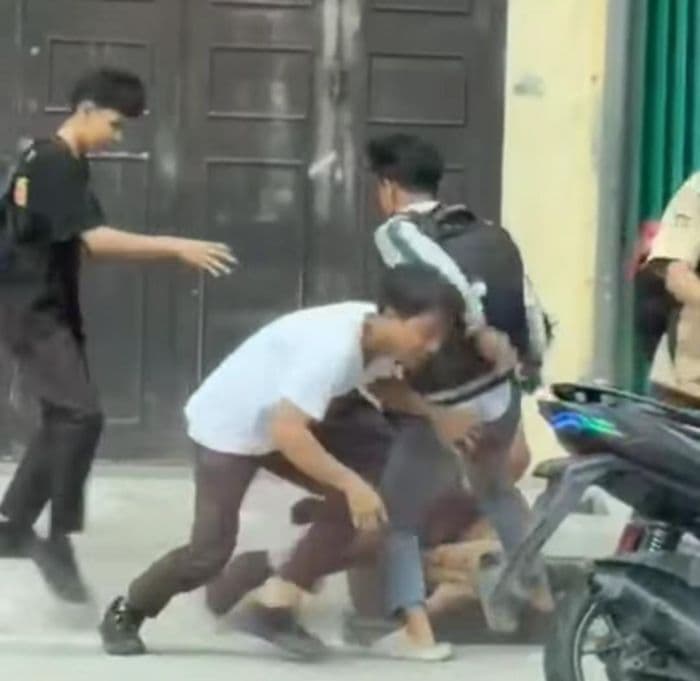 viral_aksi_kekerasan_pelajar_di_medan_siswa_dihajar_dan_telepon_hilang