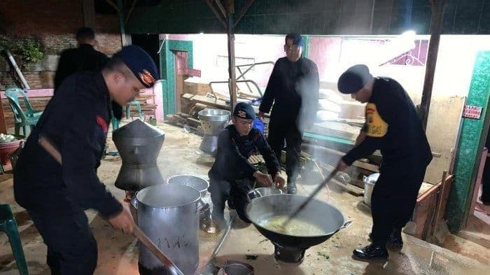banjir_di_padangsidimpuan_brimob_polda_sumut_dirikan_dapur_umum