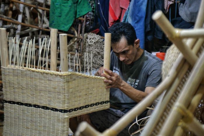 perajin_rotan_di_medan_banjir_pesanan_kursi_dan_meja