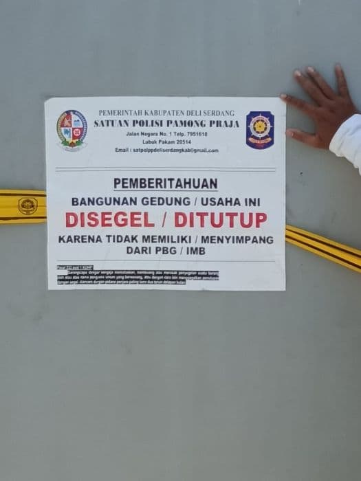 satpol_deli_serdang_segel_tembok_ternak_ayam_di_pantai_labu_