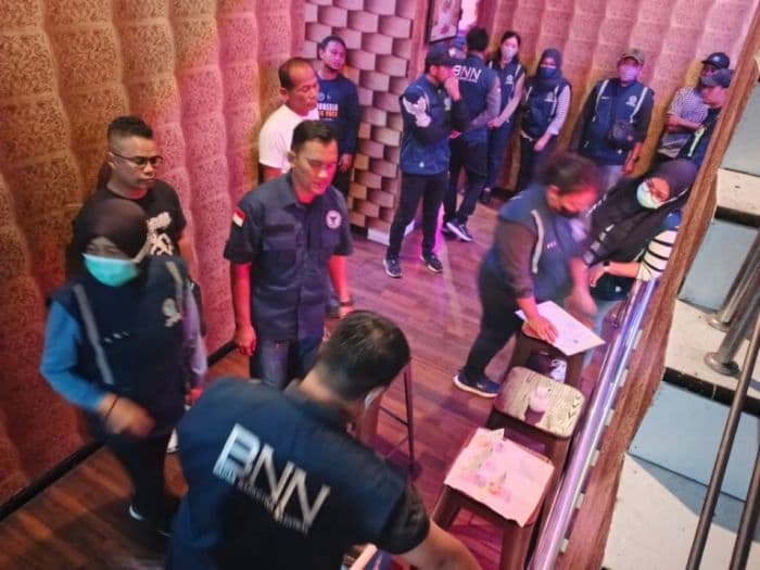 bnnk_deli_serdang_razia_kafe_saat_ramadan_pengunjung_dan_biduan_positif_narkoba
