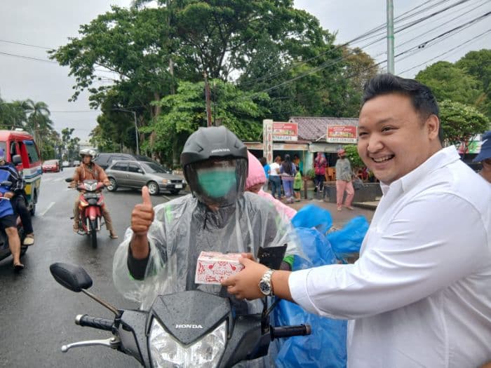 joshua_siahaan_bagikan_2000_takjil_untuk_warga_pematangsiantar