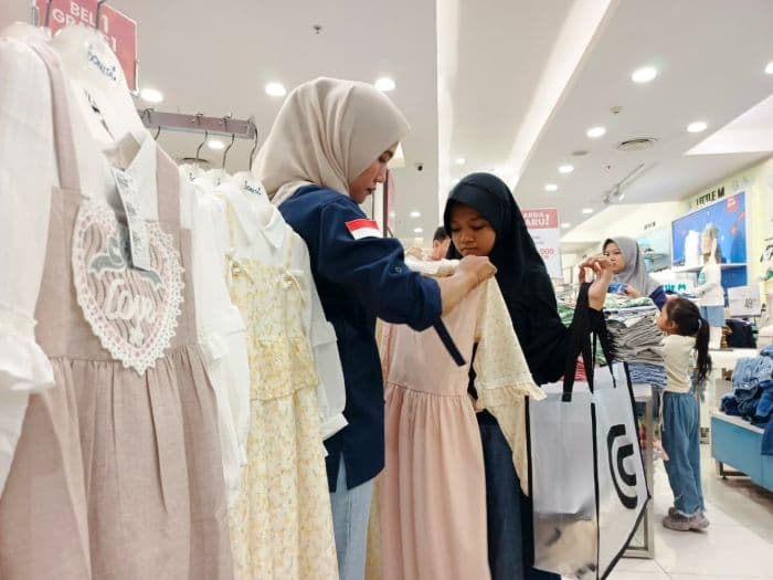 komunitas_gis_medan_ajak_puluhan_anak_yatim_belanja_baju_lebaran_di_mal
