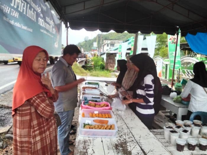 puluhan_tahun_berjalan_warung_ramadan_remaja_masjid_bantu_santuni_yatim