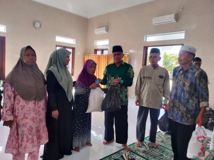 ramadan_berbagi_muhammadiyah_siumbutumbut_bantu_warga_sekitar_masjid