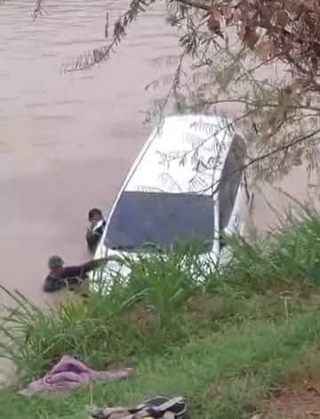 toyota_avanza_terjun_ke_sungai_serdang_di_batang_kuis_saat_ditarik_derek_warga_turun_menahan_mobil