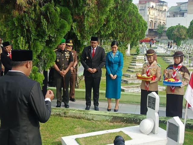 hut_sumut_gubernur_bobby_nasution_ziarah_ke_makam_pahlawan