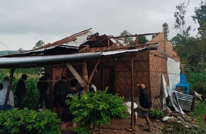 angin_puting_beliung_terjang_dairi_puluhan_rumah_dan_sekolah_rusak_di_lae_parira