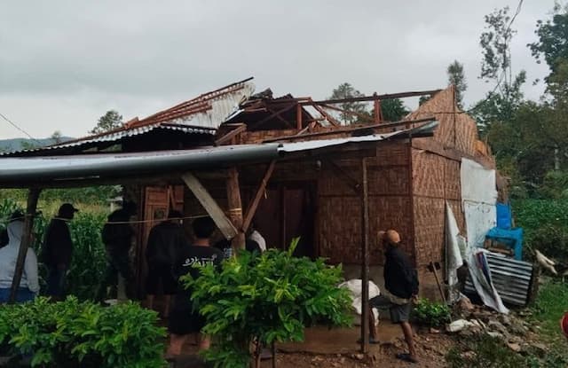 angin_puting_beliung_terjang_dairi_puluhan_rumah_dan_sekolah_rusak_di_lae_parira