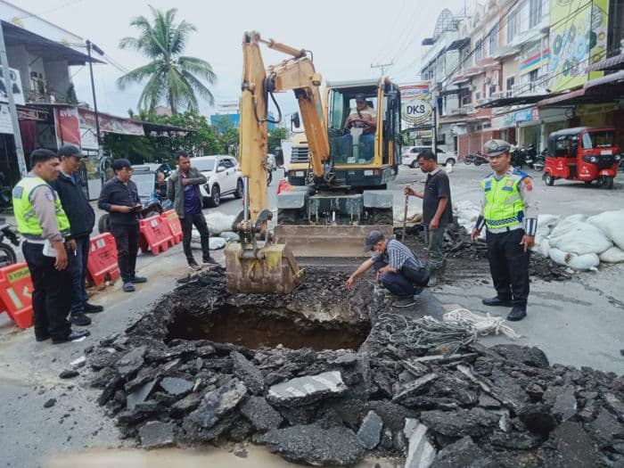 jalan_amblas_di_kelurahan_kristen_siantar_selatan_diperbaiki