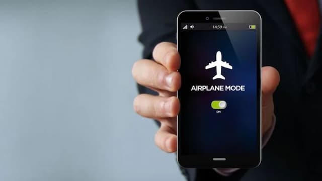 mengaktifkan_mode_pesawat_di_ponsel_sebelum_lepas_landas_ini_penjelasan_pilot