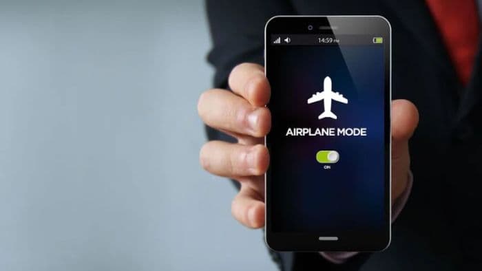 mengaktifkan_mode_pesawat_di_ponsel_sebelum_lepas_landas_ini_penjelasan_pilot