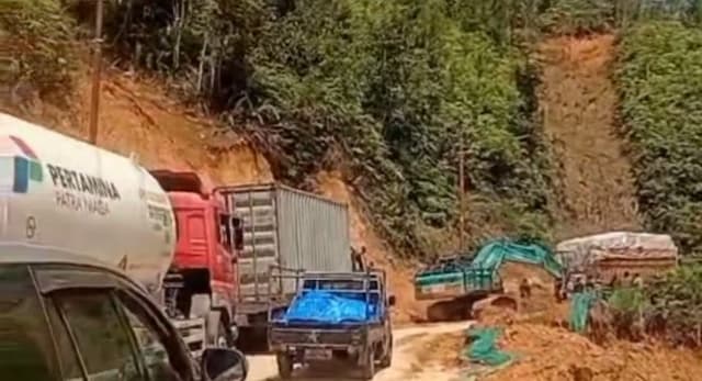 truk_mogok_di_tanjakan_aek_martolu_picu_macet_di_jalan_sibolgatarutung_hingga_2_kilometer