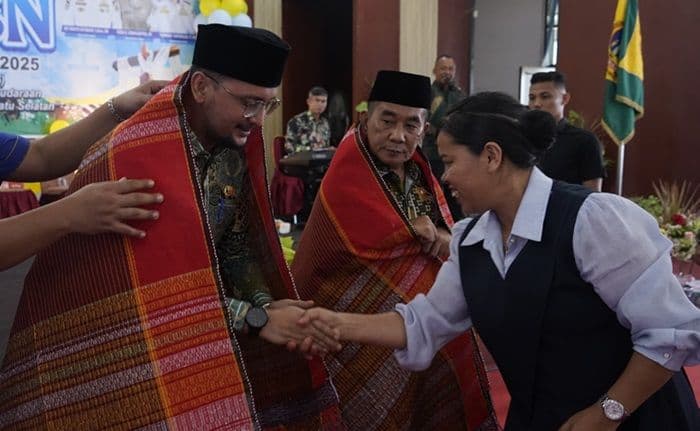 bupati_dan_wabup_labusel_hadiri_perayaan_paskah_asn_2025_diberi_ulos