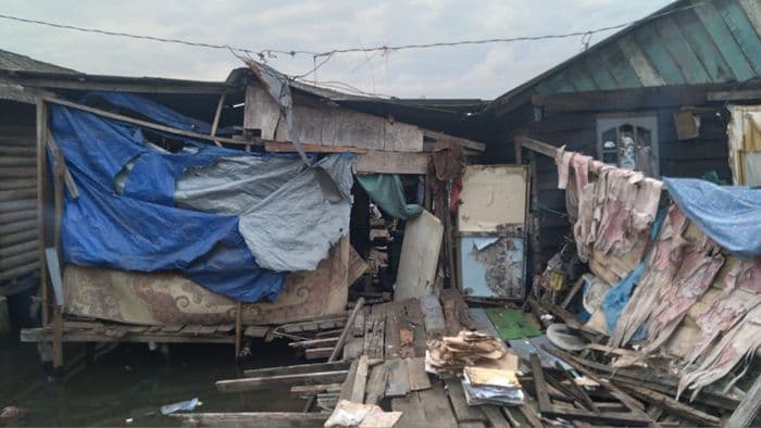 janda_miskin_di_belawan_tempati_rumah_yang_runtuh_butuh_uluran_tangan