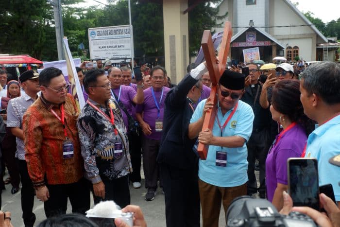 paskah_nasional_2025_ribuan_umat_kristiani_ikuti_jalan_salib_dan_parade_mobil_hias