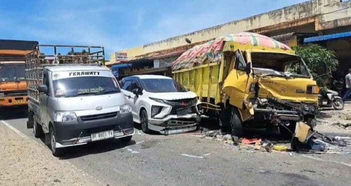 tiga_mobil_dan_satu_betor_tabrakan_beruntun_di_jalinsum_tebing_tinggibatubara