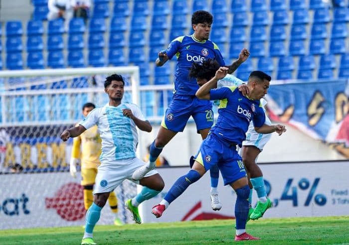 babak_pertama_super_league_joel_vinicius_cetak_brace_bawa_arema_ungguli_psbs_42