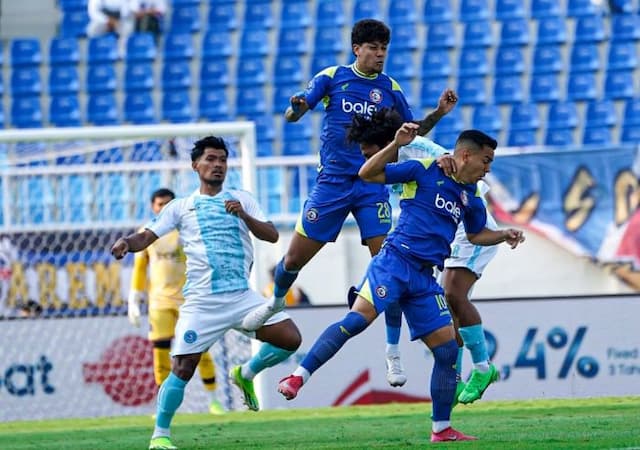 babak_pertama_super_league_joel_vinicius_cetak_brace_bawa_arema_ungguli_psbs_42