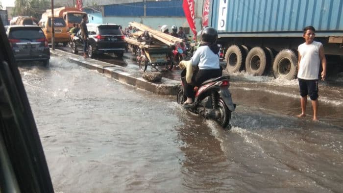 banjir_rob_di_belawan_ruas_jalan_alami_kemacetan