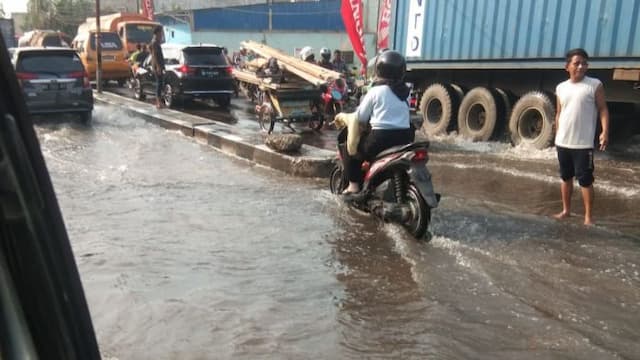 banjir_rob_di_belawan_ruas_jalan_alami_kemacetan