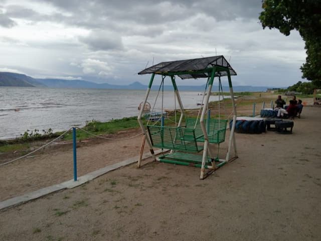 ombak_danau_toba_tinggi_pengunjung_pantai_lumban_manik_samosir_sepi