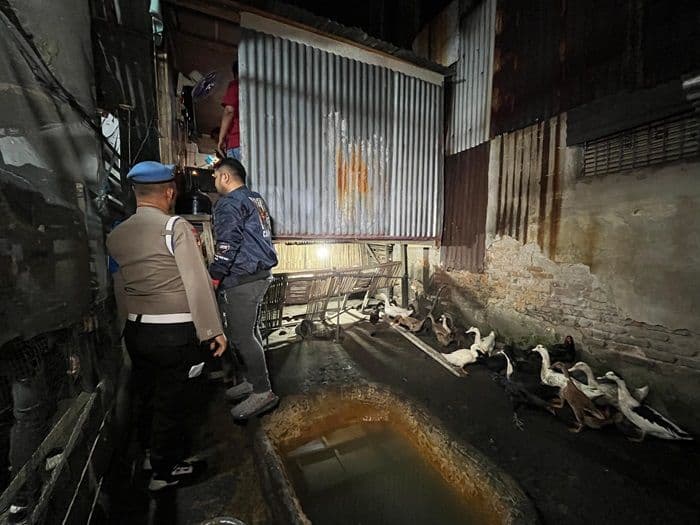 polrestabes_medan_gerebek_sarang_narkoba_di_gang_jati_tiga_pria_ditangkap_di_kandang_unggas