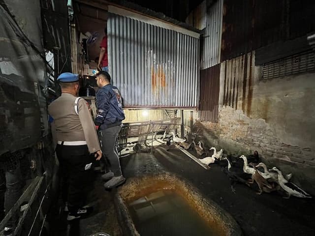 polrestabes_medan_gerebek_sarang_narkoba_di_gang_jati_tiga_pria_ditangkap_di_kandang_unggas