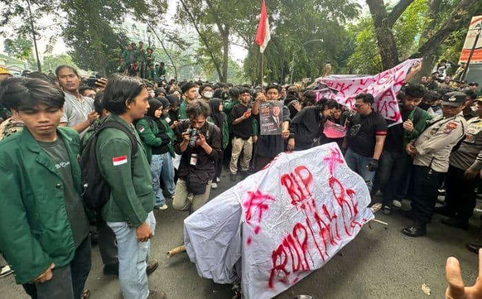 alat_peraga_keranda_jenazah_warnai_aksi_unjuk_rasa_di_dprd_sumut