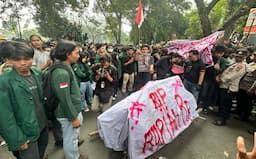 alat_peraga_keranda_jenazah_warnai_aksi_unjuk_rasa_di_dprd_sumut