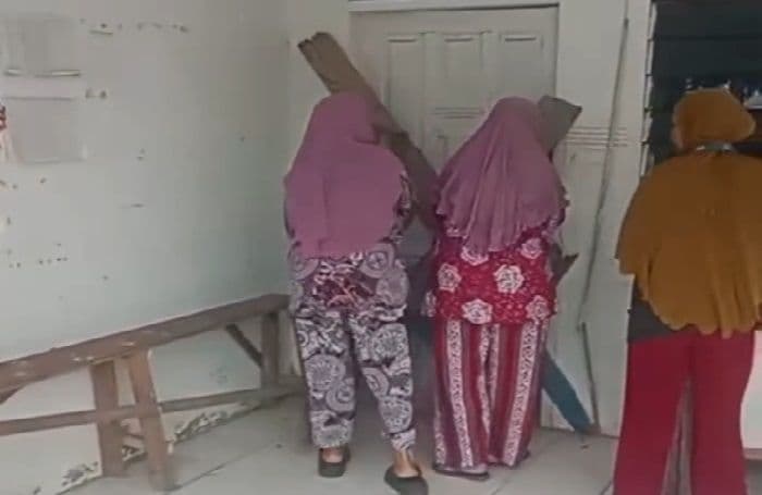 merasa_nama_hilang_dari_data_bantuan_banjir_warga_segel_kantor_lurah_budi_luhur_tapteng