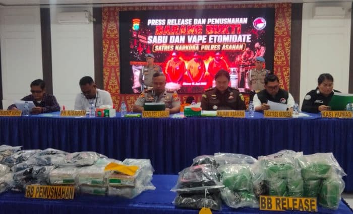 polres_asahan_tangkap_tiga_wanita_kurir_9_kg_sabu_dan_900_vape_etomidate
