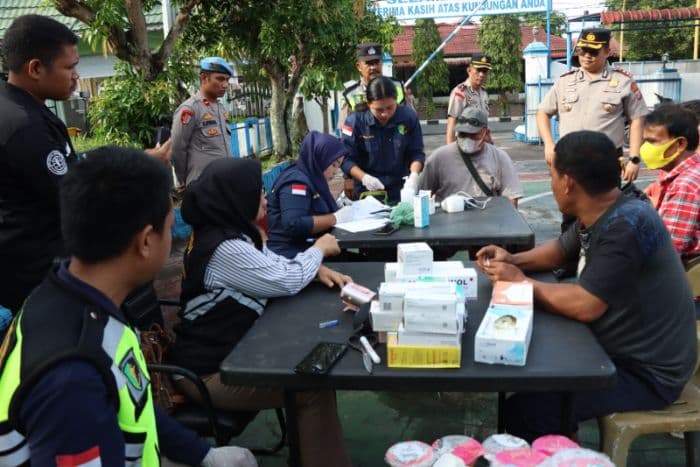 polres_sibolga_gelar_pemeriksaan_kesehatan_gratis_bagi_pengemudi_becak